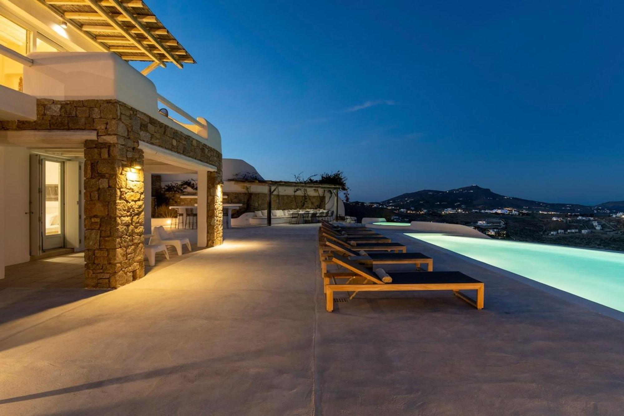 Luxury With Stunning Views Above Kalo Livadi Villa *