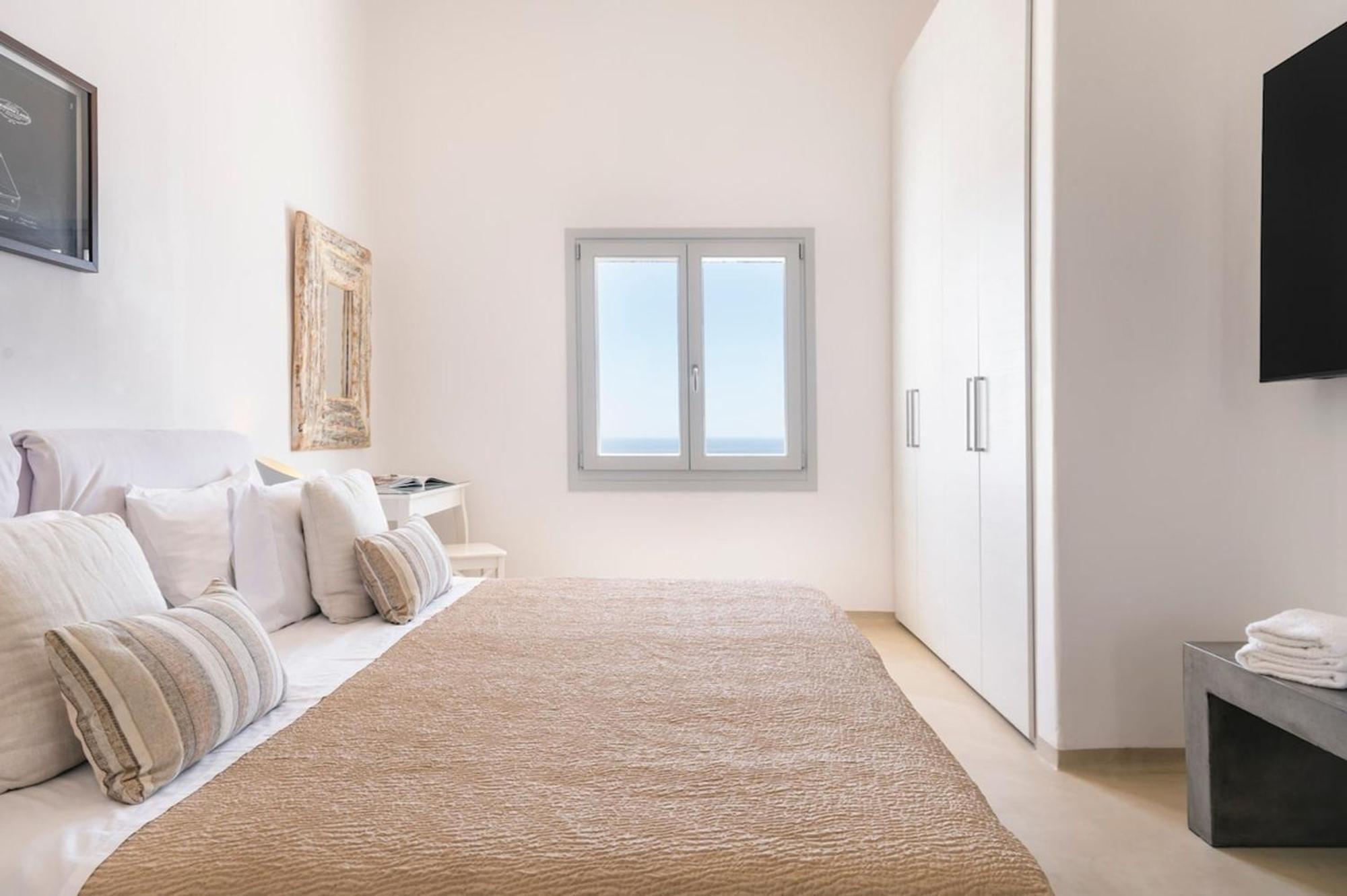 Luxury With Stunning Views Above Kalo Livadi Villa *