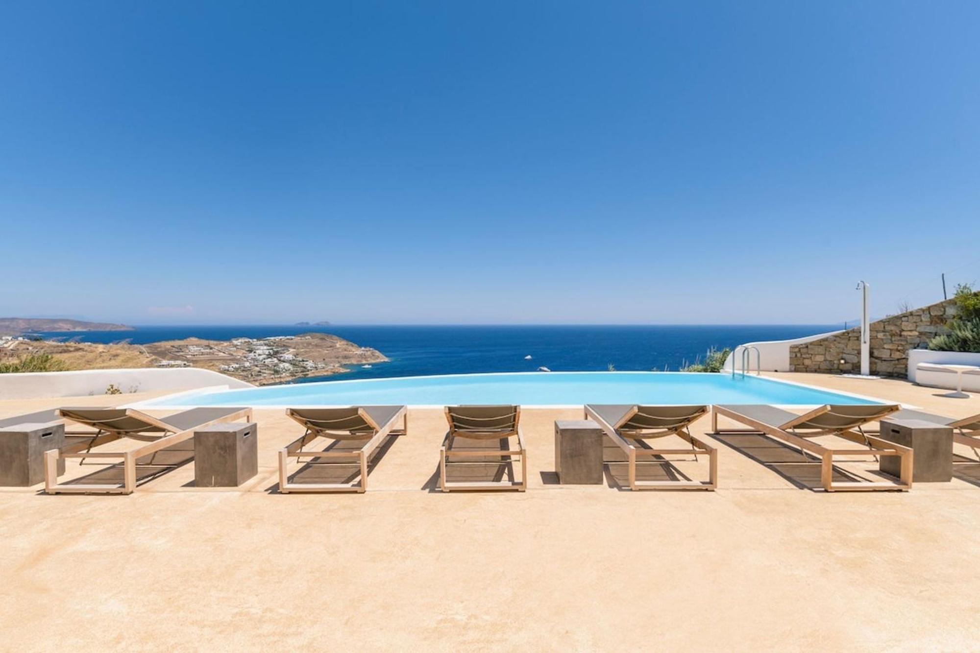 Luxury With Stunning Views Above Kalo Livadi Villa *