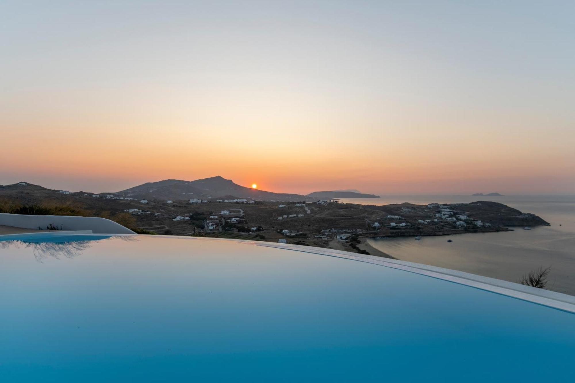 Luxury With Stunning Views Above Kalo Livadi *
